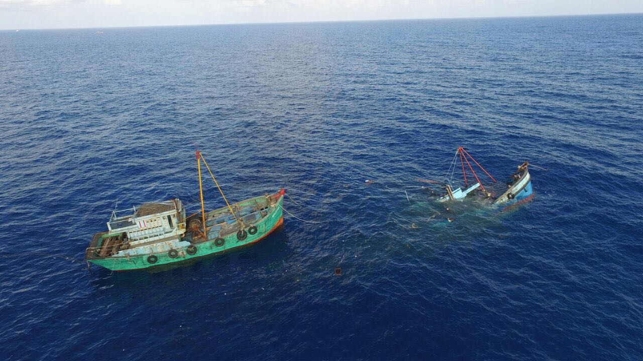 Penenggelaman kapal pencuri ikan di perairan Natuna Riau pada 17 agustus 2016. Foto : Humas KKP 