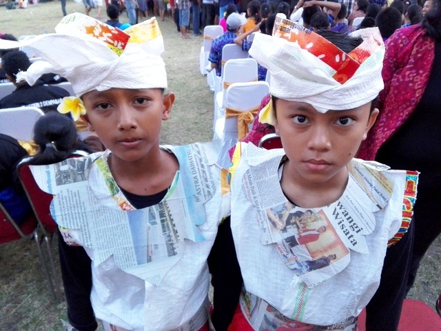 Sanggar seni ini membuat pakaian adat dari karung beras bekas seperti udeng yang digunakan dikepala dan baju untuk seragam marching bekas dalam acara festival anak atau Rare Bali Festival pada Sabtu-Minggu (6-7 Agustus 2016). Foto : Luh De Suriyani