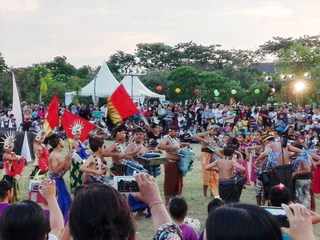 Marching bekas, sebutan untuk marching band khusus memanfaatkan barang bekas oleh anak-anak disertai lagu kampanye lingkungan dalam acara festival anak atau Rare Bali Festival pada Sabtu-Minggu (6-7 Agustus 2016). Foto : Luh De Suriyani