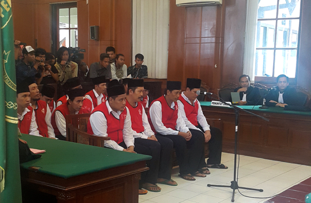 Haryono cs, para pembunuh Salim dan penganiaya Tosan kala sidang di pengadilan. Foto: Tommy Apriando