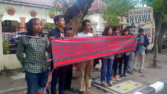 Aksi para aktivis mendesak penyelidikan tuntas tambang pasir besi Lumajang, dan penegakan hukum dan menyeret para pelaku dan aktor tambang pasir besi di Lumajang. Tak hanya Haroyono cs, dijerat sebatas kasus kriminal pembunuhan terhadap Salim dan penganiayaan Tosan. Foto: Tommy Apriando.