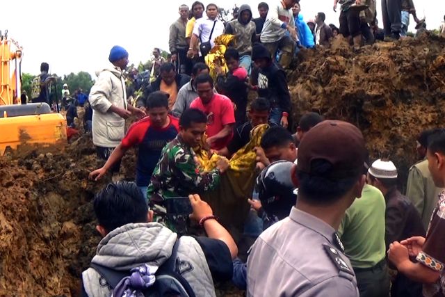 Proses mengevakuasi korbn longsor di Solok. Foto: Lidairak Aferah