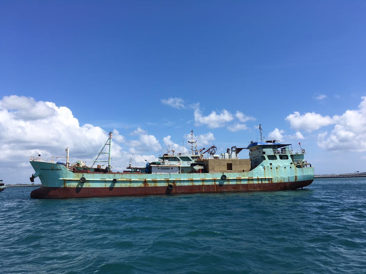 Sebuah kapal ikan eks asing bertonase besar di Pelabuhan Benoa, Bali, pada Selasa (03/08/2016). Ada 56 dari 152 kapal eks asing yang telah kabur keluar dari Pelabuhan Benoa, Bali, sejak Desember 2015 sampai dengan Juli 2016. Foto : Humas KKP 