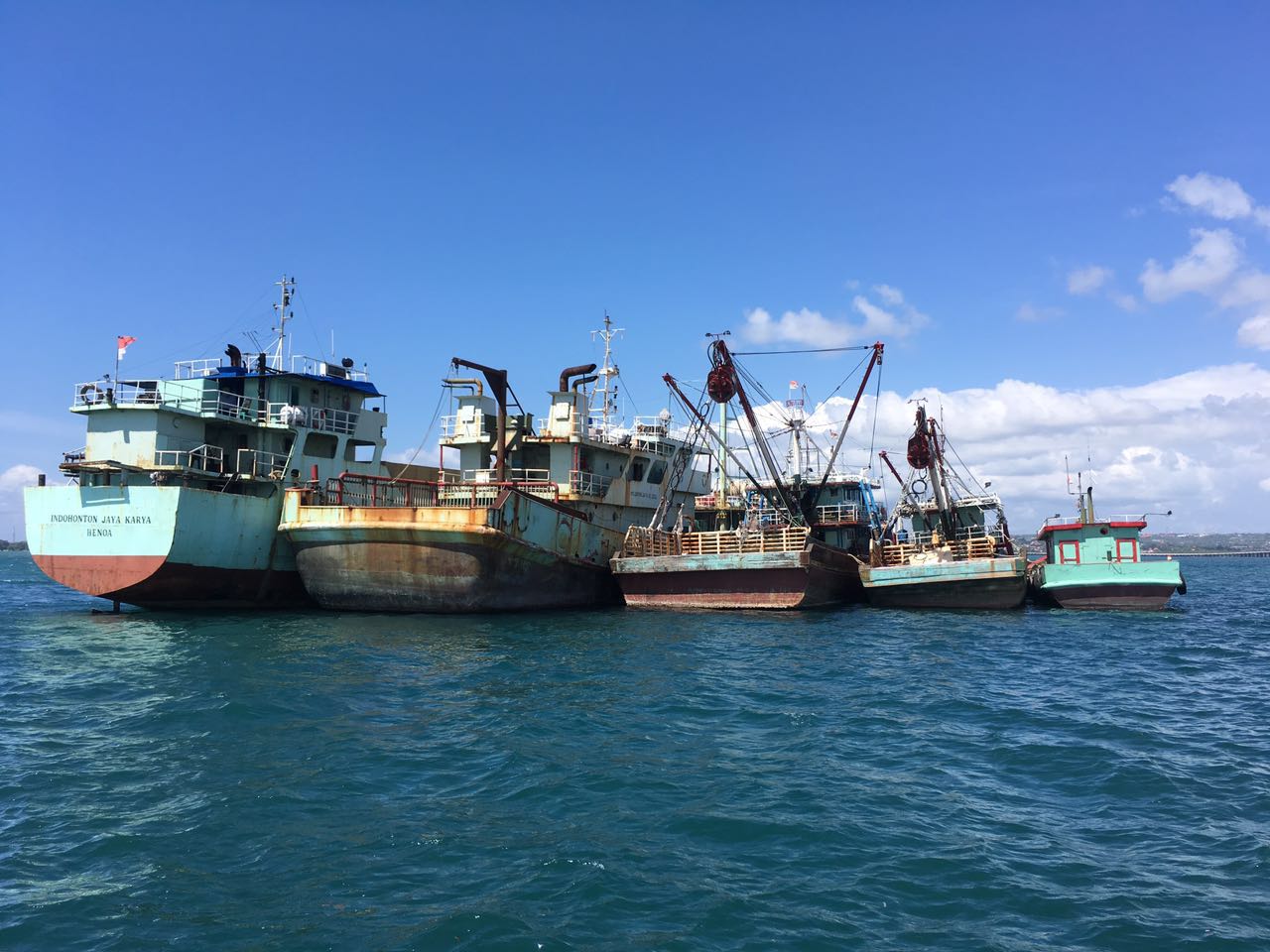Kapal eks asing yang bersandar di Pelabuhan Benoa Bali, saat Menteri Kelautan dan Perikanan Susi Pudjiastuti bersama Satgas 115 melakukan inspeksi mendadak (sidak) pada Selasa (03/08/2016). Foto : Humas KKP 