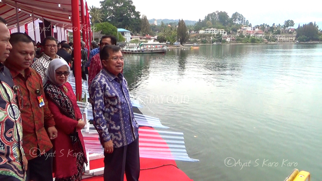 Wakil Presiden Jusuf Kalla memandang jauh kondisi kawasan Danau Toba yang dipenuhi kerambah jaring apung menyebabkan limbah dalam danau. Foto: Ayat S Karokaro