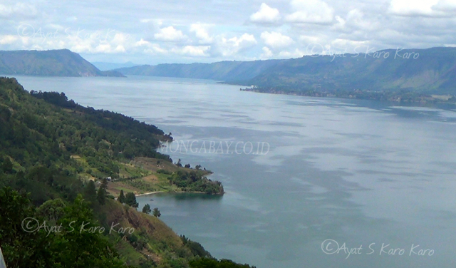 Danau Toba, akan indah dan terjaga kala tak terlalu banyak beban bercokol di dalamnya. Foto: Ayat S Karokaro