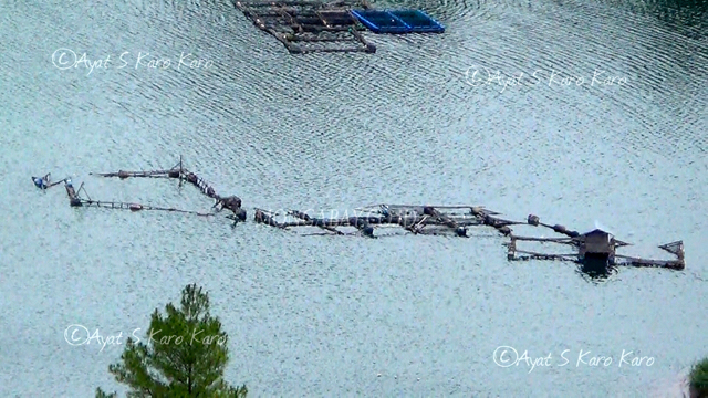 Nyampah di danau. Keramba jaring apung ini sudah tak dipakai lagi dibiarkan begitu saja dalam Danau Toba. Foto: Ayat S Karokaro