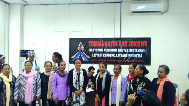 Para perempuan Pegunungan Kendeng, yang aksi di Depan Istana Negara, sesaat sebelum kembali pulang kampung. Mereka telah bertemu Presiden dan mencurahkan keluhan dan kekhawatiran dengan kehadiran pabrik dan tambang semen di sekitar mereka. Foto: Lusia Arumingtyas