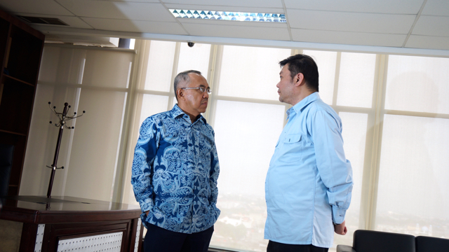 Ketua BRG, Nazir Foead bersama Gubernur Riau, Arsyadjuliandi Rachman melihat kantor Restorasi Gambut Daerah di Kantor Gurbernur. Foto: Lusia Arumingtyas