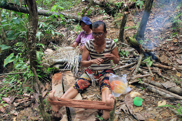 Ibu-ibu memanfaatkan hasil hutan bukan kayu untuk diolah menjadi kerajinan tangan dan bermanfaat dalam kehidupan sehari-hari. Foto: Andi Fachrizal