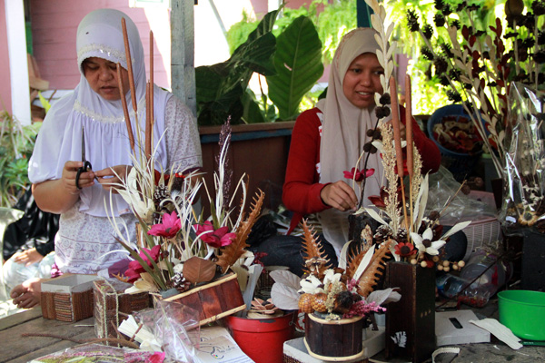 Di Gampong Nusa, sampah diolah menjadi kerajinan tangan yang menghasilkan rupiah. Foto: Lembaga Pariwisata Nusa