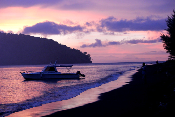 Pagi yang indah di Anak Krakatau. Wisatawan lokal maupun asing akan memenuhi pulau ini setiap akhir pekan. Foto: Rahmadi Rahmad