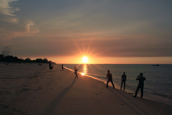 Sensasi matahari terbenam di ufuk Timur dapat disaksikan secara langsung di pesisir Paloh dengan garis pantai sepanjang 63 kilometer dari Pantai Selimpai hingga perbatasan Indonesia Malaysia di Tanjung Dato’. Foto: Andi Fachrizal