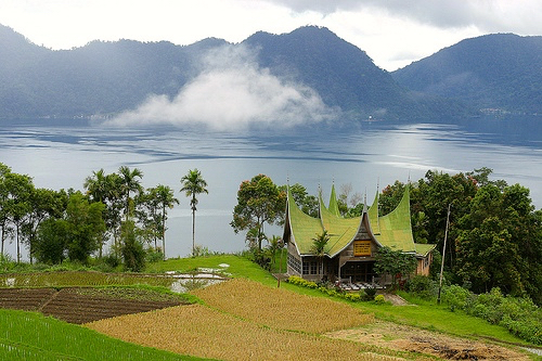 Danau Maninjau, yang tak terkelola baik, termasuk banyak keramba bisa menimbulkan kerusakan . Buntutnya, salah satu melemahkan sektor pariwisata. Foto: Wikipedia