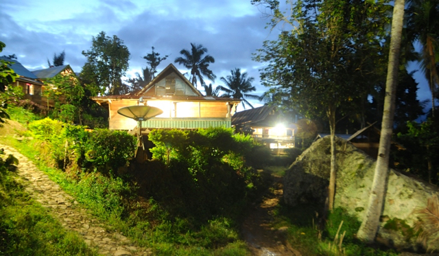 Rumah penduduk di Desa Tana Makaleang diterangi cahaya listrik dari genset. Foto: Eko Rusdianto