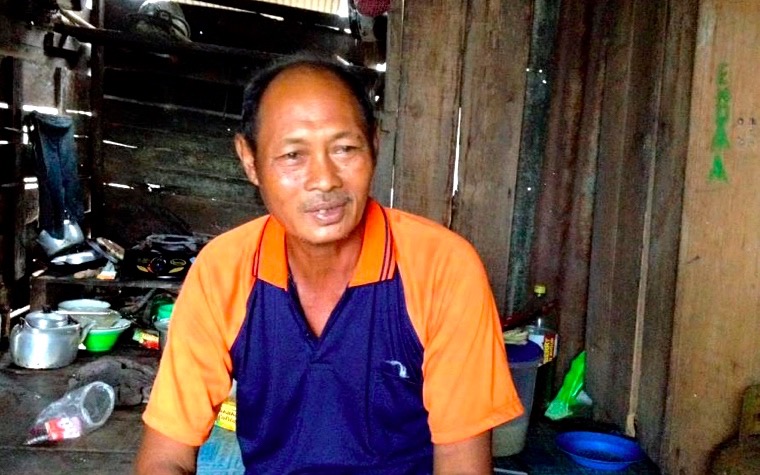 Bahran, mantan perambah yang menjadi nelayan, kini membuka kebun sengon dan telah memiliki rumah walet. Foto Taufik Wijaya