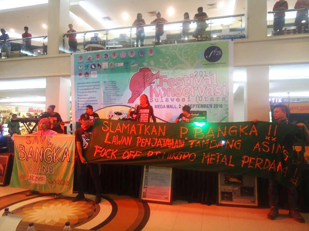 Aksi panggung grup band Lamp of Bottle di Festival Konservasi Sulawesi Utara 2016 di Mega Mall, Manado, Sulawesi Utara, pada Jumat (02/09/2016). Dalam aksinya, mereka membentangkan spanduk bertuliskan “Save Bangka Island” yang menolak pertambangan di Pulau Bangka. Foto : Themmy Doaly