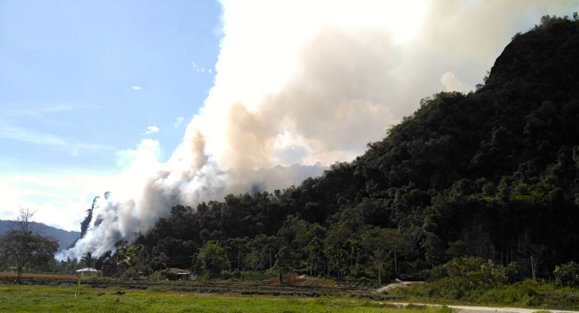 Asap mengepul dari Lembah Harau. Kebakaran hutan dan lahan juga terjadi di beberapa kabupaten lain di Sumbar. Foto: Vinolia