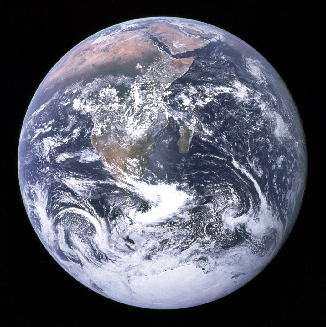 Bumi dalam pandangan penuh dari Bulan yang diambil dari Apollo 17. Foto: NASA