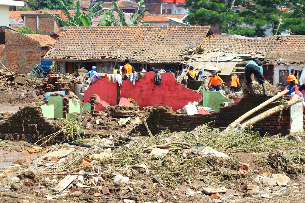 Kondisi pemukiman padat penduduk yang bersebelahan dengan Sungai Cimanuk rata disapu banjir bandang di Kampung Cimacan, Kecamatan Tarogongkidul, Kabupaten Garut, Kamis,(22/09/2016). Banjir bandang yang terjadi akibat meluapnya sungai Cimanuk pada Selasa malam kemarin, mengakibatkan 26 korban meninggal, 23 orang hilang, 57 rumah hanyut, 633 rumah terendam. Foto : Donny Iqbal