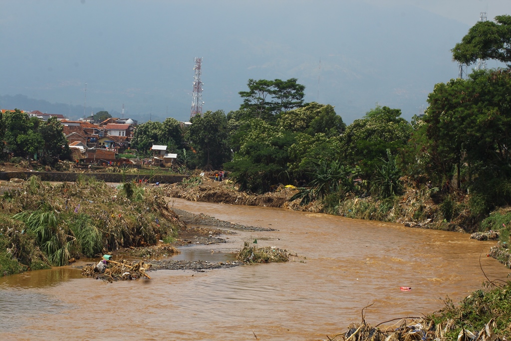 Menurut Badan Pengelolaan Lingkungan Hidup (BPLH) Jawa Barat, Sungai Cimanuk adalah sungai yang Koefisien Regim Sungai (KRS) paling buruk secara nasional. Ketika musim kemarau, KRS Cimanuk nilainya 1, tapi saat musim hujan nilainya 771. Ini menjadi penyebab banjir bandang di Garut, Jabar pada Selasa (20/09/2016). Foto : Dony Iqbal