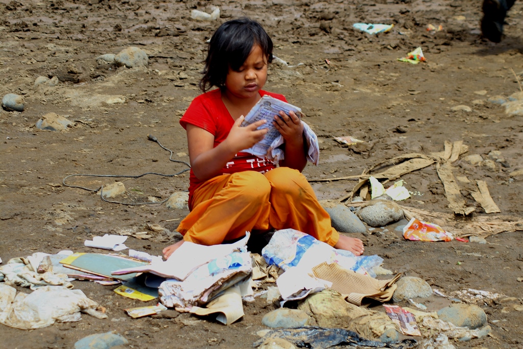 Seorang anak membereskan buku sekolahnya yang rusak di Kampung Cimacan, Kecamatan Tarogongkidul, Kabupaten Garut, Kamis,(22/09/2016). Banyak siswa yang tidak bersekolah karena buku dan seragam mereka hanyut tersapu banjir bandang. Foto : Dony Iqbal