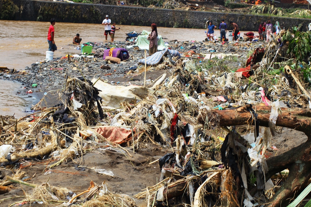 Tumpukan sampah berserakan dibantaran sungai, diprediksikan sampah yang terbawa arus Sungai Cimanuk, Garut, Jabar, tersebut mencapai puluhan ton. Foto : Donny Iqbal 