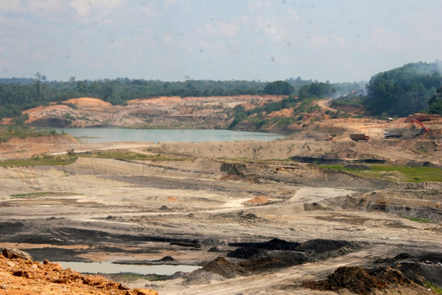 Lokasi dan lubang tambang batubara di Sorolangun, Jambi. Foto: Feri Irawan