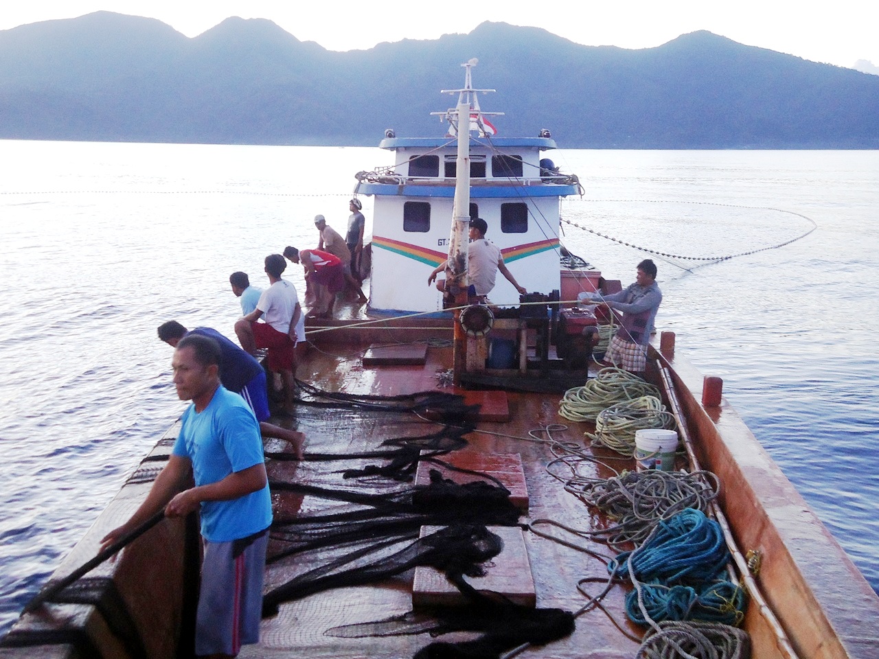 Suasana penangkapan ikan diatas perahu pajeko yang melaut di perairan Tidore, Sangihe, Sulut. Foto : Themmy Doaly 
