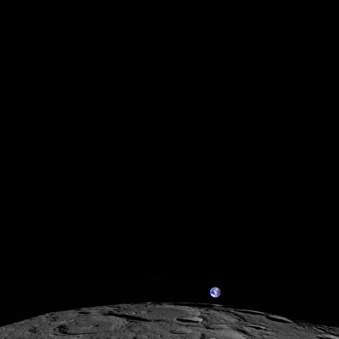 Ruang angkasa yang menunjukkan Bumi terbit dari permukaan Bulan. Foto: NASA/GSFC/Arizona State University