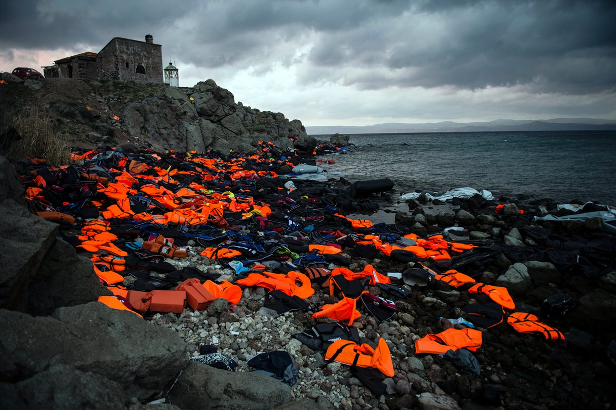Life Jackets di Pulau Lesbos Yunani. Foto: Sandra Hoyn / Environmental Photographer of the Year 2016