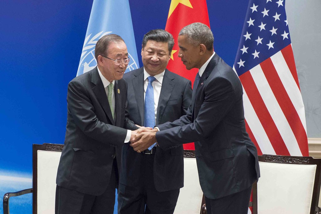 Sekretaris Jenderal PBB, Ban Ki-moon (kiri) menyalami Presiden AS Barack Obama (kanan) disaksikan oleh Presiden Tiongkok, Xi Jinping (tengah) dalam acara KTT G20 di Hangzhou, Tiongkok pada Sabtu (03/09/2016). Dalam acara tersebut, Amerika dan Tiongkok menyatakan bakal meratifikasi Paris Agreement untuk penanganan perubahan iklim global. Foto : UN.org