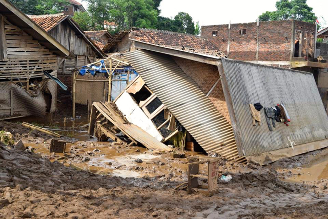 Banjir bandang di Cimacan, Garut Kota, menyebabkan rumah hancur. Puluhan korban meninggal dunia dan hilang. Foto: dari Facebook Nissa Wargadipura 