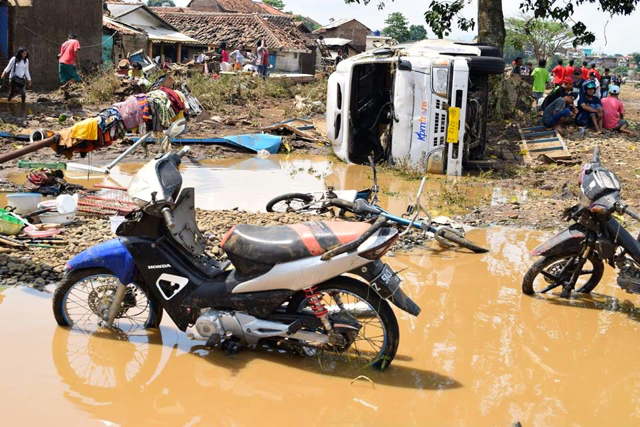 Banjir bandang Garut, membuat bus pun terbalik. Foto: dari akun Facebook Nissa Wargadipura