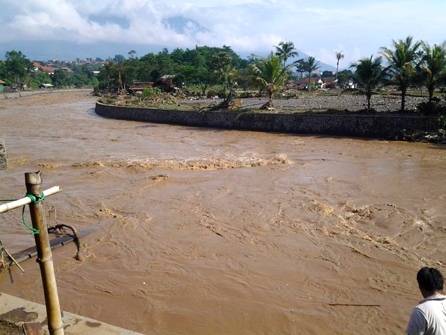 Sungai Cimanuk, yang meluap membawa segala, dari rumah hingga batu-batuan. Foto: dari Facebook Nissa Wargadipura