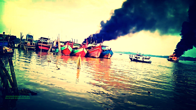 sap hitam mengepul di langit Tanjung Balai karena empat kapal pukat trawl yang dibakar nelayan trandisional. Nelayan kesal, alat tangkap dilarang tetapi marak dan tak ada tindakan apa-apa dari aparat. Foto: Ayat S Karokaro 