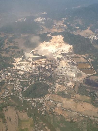 Aktfitas industri ekstraktif di Karst Maros yang menghasilkan polusi debu. Foto: Cahyo Rahmadi 