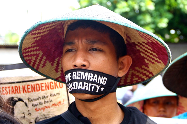 Aksi tutup mulut warga dan mahasiswa, berharap keadilan dan save Rembang. Foto: Tommy Apriando