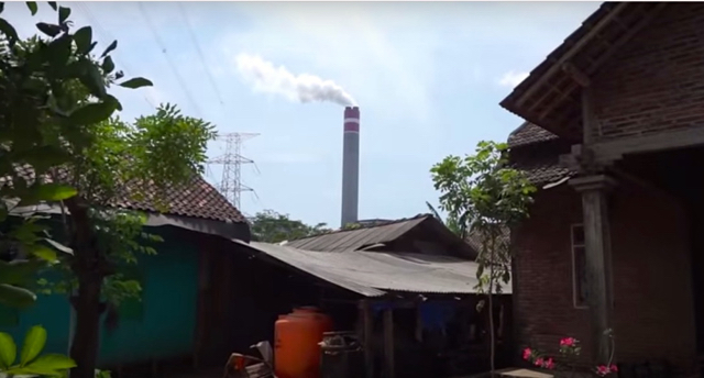 Tampak corong PLTU Jepara, menyemburkan asap mengandung berbagai zat beracun yang menyebar ke mana-mana terutama lingkungan sekitar. Foto: dari video Greenpeace 