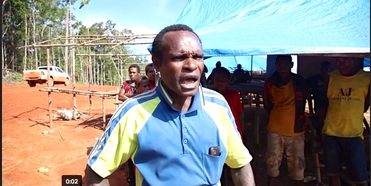 Louis Koula, dari Suku Mandobo, Papua, dalam interview di video menceritakan hutan mereka yang hilang menjadi konsesi Korindo. Foto dari screenshot video