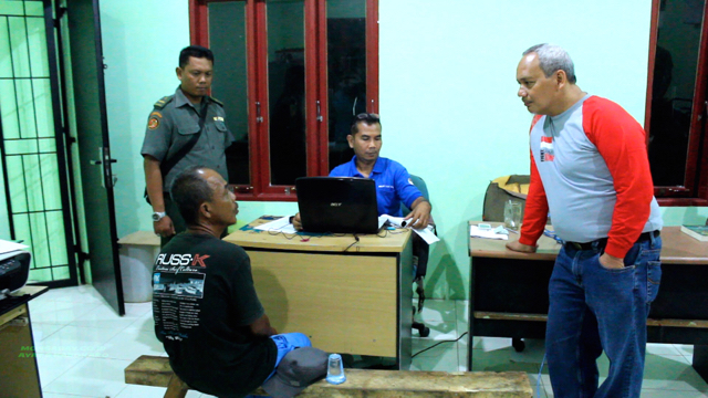 Kepala Balai LHK Sumatera, Halasan Tulus, tengah menginterogasi P. Foto: Ayat S Karokaro