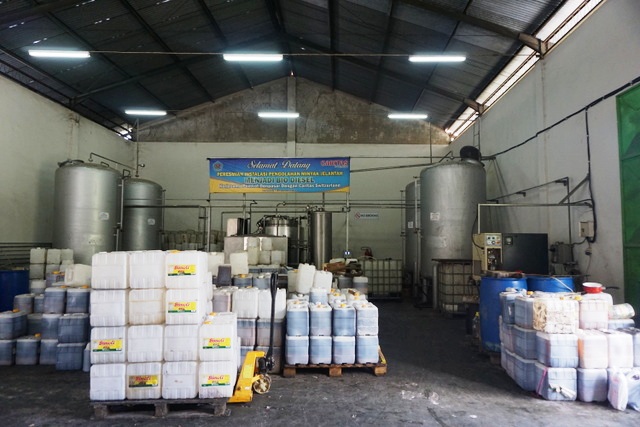 Pabrik pengolahan minyak goreng bekas jadi biodiesel di Kota Denpasar yang beroperasi sejak 2013 ini didirikan oleh Caritas Switzerland dan dikelola Yayasan Lengis Hijau. Foto : Luh De Suriyani