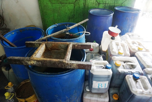 Pabrik pengolah jelantah agar tak jadi limbah pencemar air ini bersaing dengan pengepul kecil dan besar lain yang juga menggunakan jelantah untuk keperluan lain seperti pangan yang kandungannya membahayakan kesehatan. Foto : Luh De Suriyani