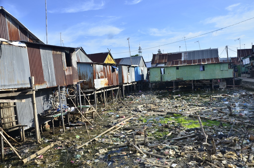 Kondisi pemukiman di Kelurahan Bulo, Kecamatan Tallo, Makassar, yang kumuh dan tercemar. Belum lagi limbah dari perusahaan di kawasan KIMA yang dikhawatirkan berdampak pada keamanan konsumsi dan kesehatan masyarakat Foto: Wahyu Chandra