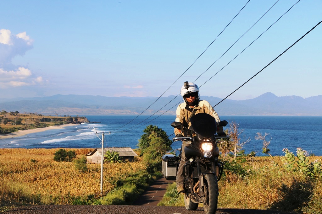 Perjalanan Paox Iben berkeliling Nusantara sendirian dengan mengendarai sepeda motor besar Kawazaki Versys 650 cc, melalui jalur darat dan laut. Foto: Paox Iben