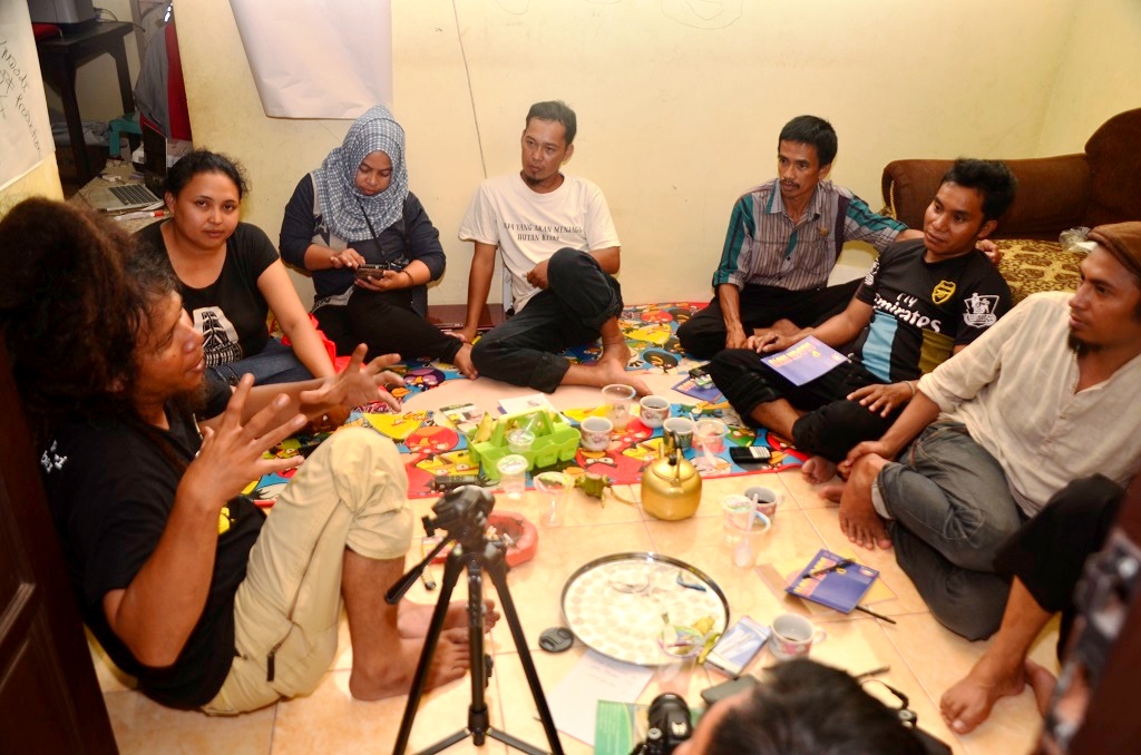 Di Kabupaten Enrekang, Sulawesi Selatan, Paox Iben mengajari pemuda adat etnografi dengan media tulisan dan video, yang bertujuan untuk mengkonservasi budaya dan kearifan lokal masyarakat adat. Foto: Wahyu Chandra