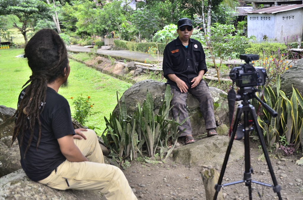 Paox Iben melakukan perjalanan keliling Nusantara untuk mengunjungi sejumlah komunitas adat untuk belajar dan sekaligus mengajarkan mereka tentang etnografi agar bisa mendokumentasikan sendiri sejarah dan budaya sendiri. Pendokumentasian masyarakat melalui film dokumenter sebagai alat advokasi dengan memanfaatkan teknologi yang ada. Foto: Wahyu Chandra