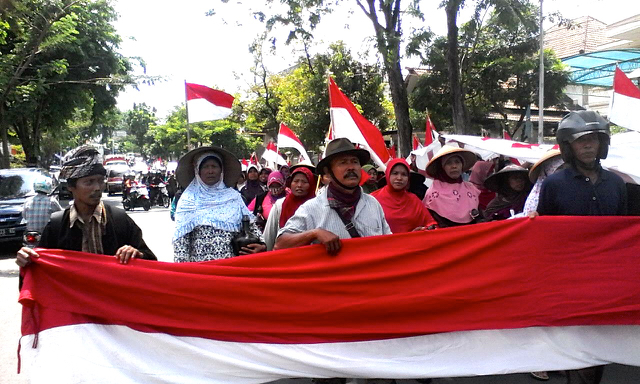 Warga Pati, Kendeng, berjalan kali sambil membentangkan bendera merah putih. Mereka bersama mengajukan kasasi demi upaya melindungi karst Kendeng. Foto: JMPPK