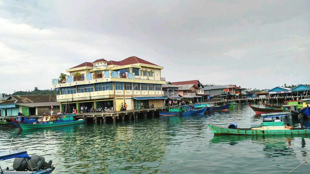 Suasana pelabuhan di Pulau Sedanau, Kabupaten Natuna, Provinsi Kepulauan Riau pada awal September 2016. KKP sedang membangun sentra bisnis kelautan dan perikanan terpadu (SKPT) di Natuna untuk mendorong perekonomian dari sektor perikanan laut. Foto : M Ambari