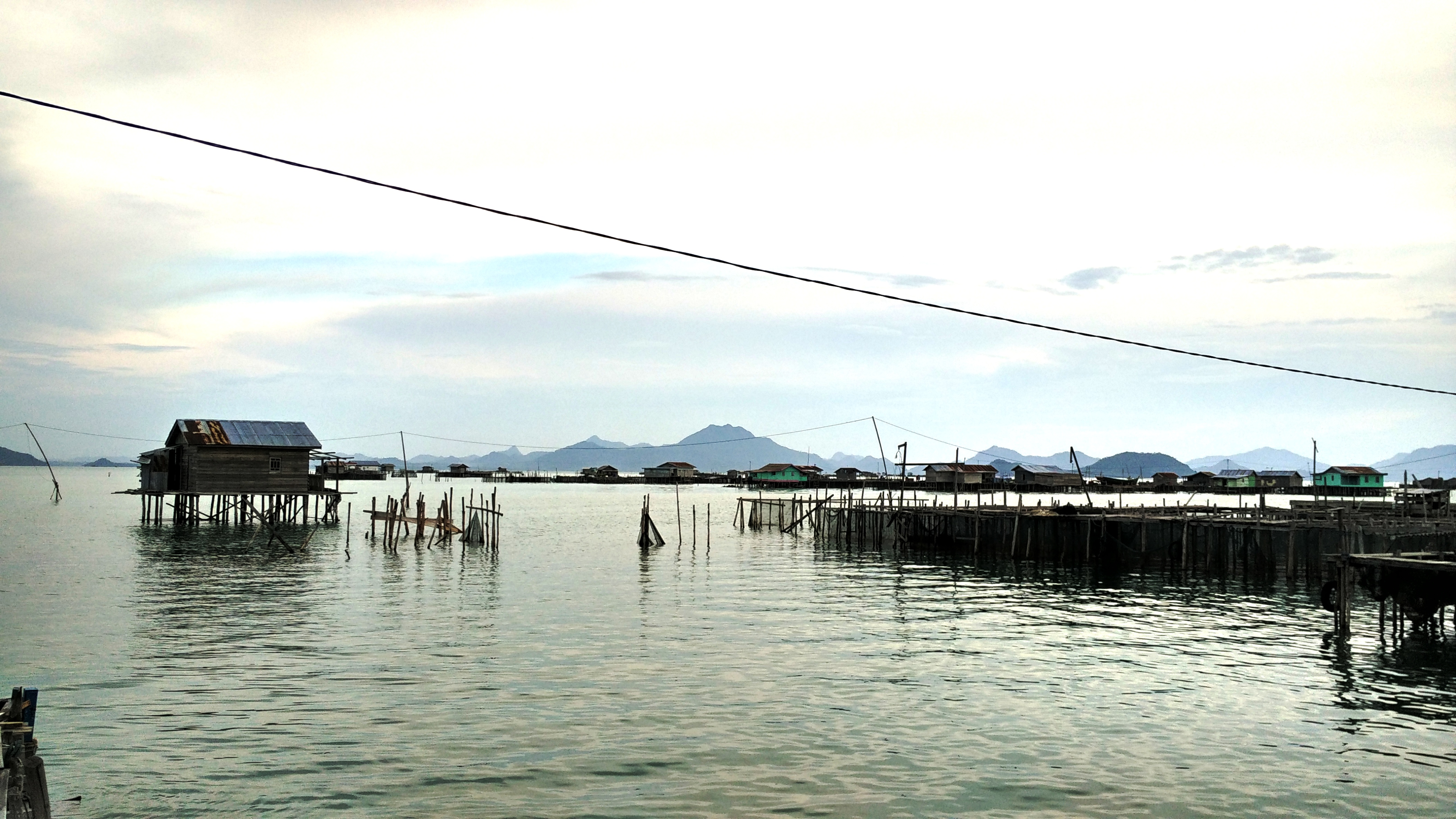 Suasana Kepulauan Sedanau, Kabupaten Natuna, Provinsi Kepulauan Riau pada awal September 2016. KKP sedang membangun sentra bisnis kelautan dan perikanan terpadu (SKPT) di Natuna untuk mendorong perekonomian dari sektor perikanan laut. Foto : M Ambari